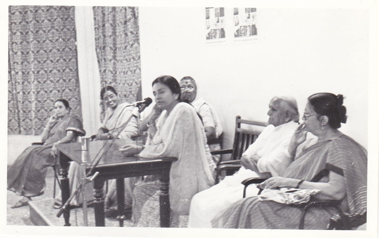 Bombay_actresses_Styabhamabai_Lavni,_Leelaben-IPTA,_Yamunabai-Lavni,_Meenal_Patel,_Kamlabai_Karnataki-Gujarati_stage,_Kusum_Deshpande-Marathi_cinema_.jpg